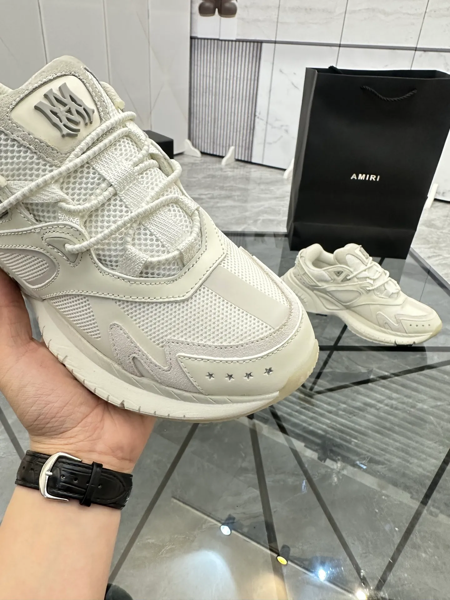 Men's shoes: 💰P720¥ Guangzhou top quality Product trademark: AMIRI* "Amir*" low-top casual shoes Regular size: 39-44 (can be customized to 45) Product materials: upper imported first-layer cowhide stitching original material, breathable lining, original outsole. Number: 525